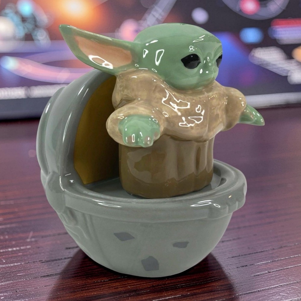 Disney Star Wars The Mandalorian The Child Salt & Pepper Ceramic Shakers Set NIB
